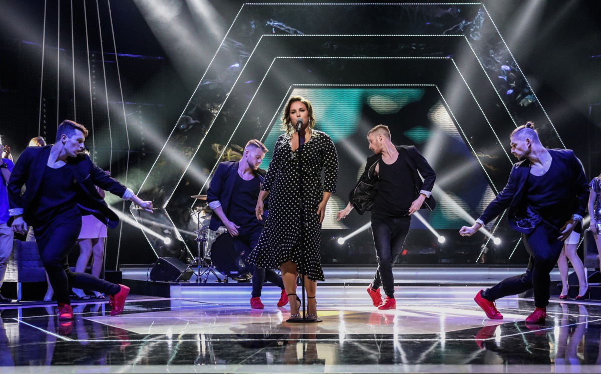 Ewa Farna and the gentlemen from the Volt Group on the stage of the program “Name that tune”