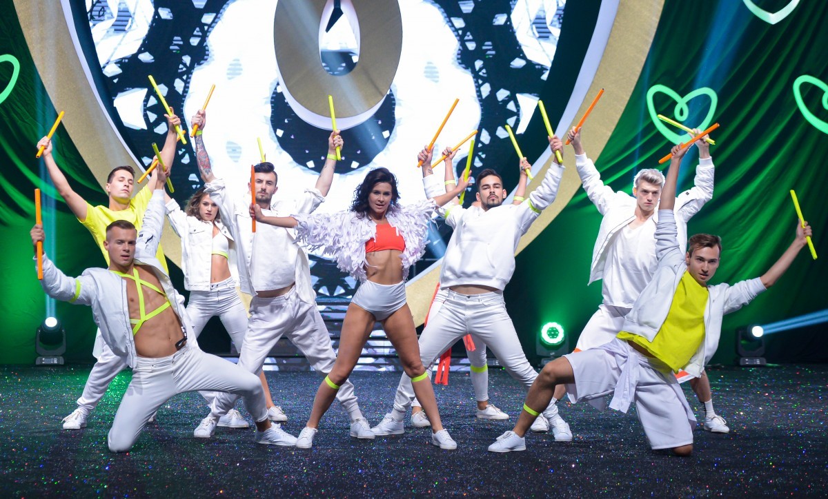 Volt and Egurrola Dance Agency dancers in a spectacular show during Mary Kay's event