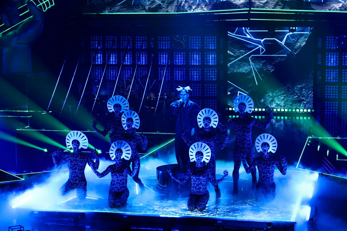 Amazing show performed by the dancers of the Volt Group and Egurrola Dance Agency during the first episode of the "Voice of Poland"!