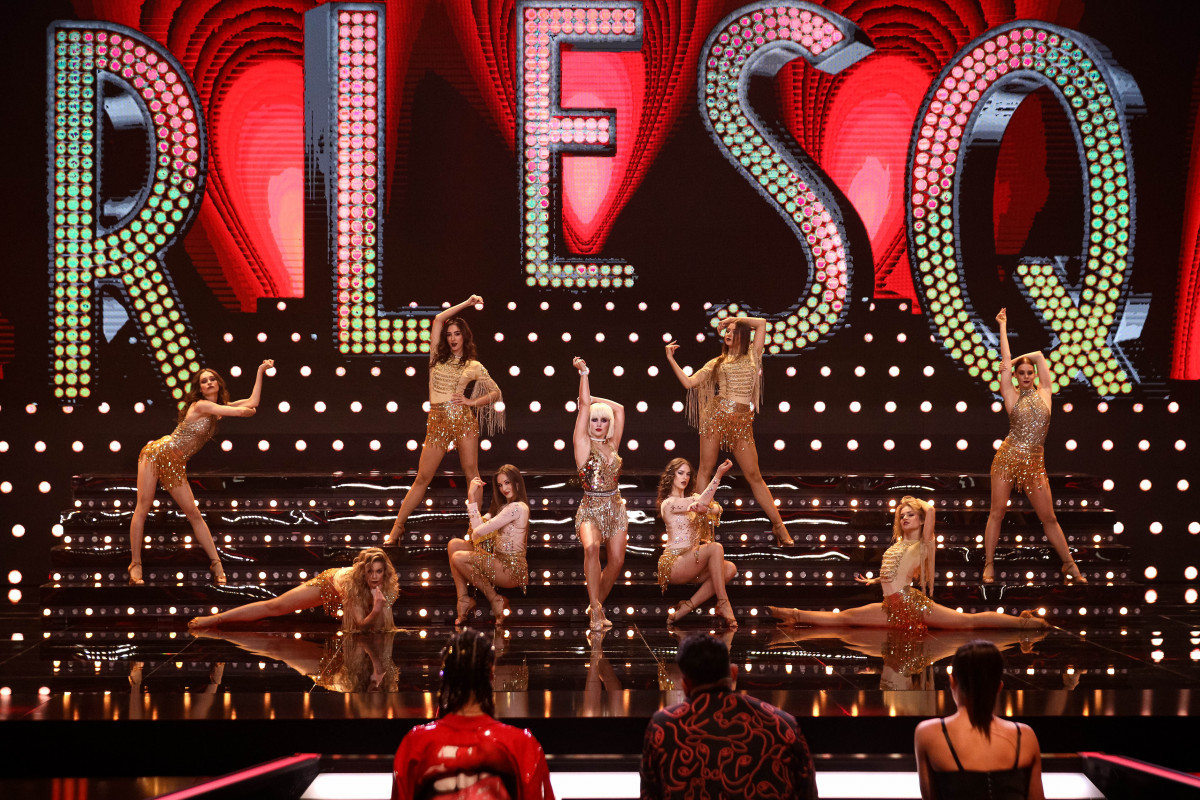 A sensual show during the third episode of "Dance Dance Dance"!