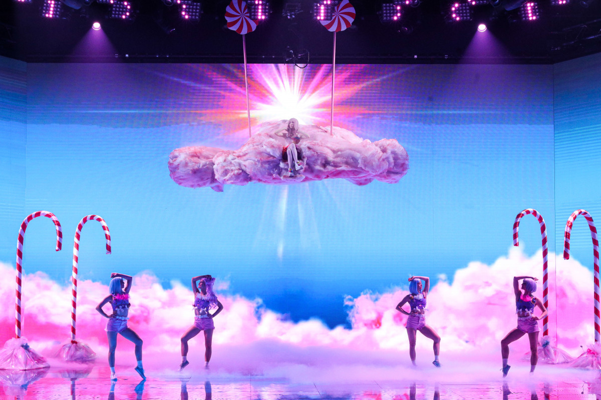 A fabulous show in the semi-final of the spring hit "Dance Dance Dance"!