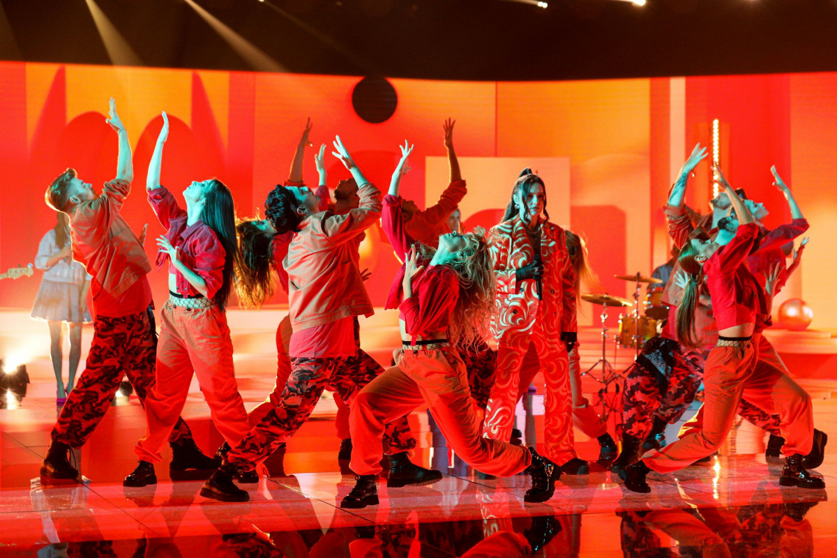 EDA dancers alongside Lanberry!