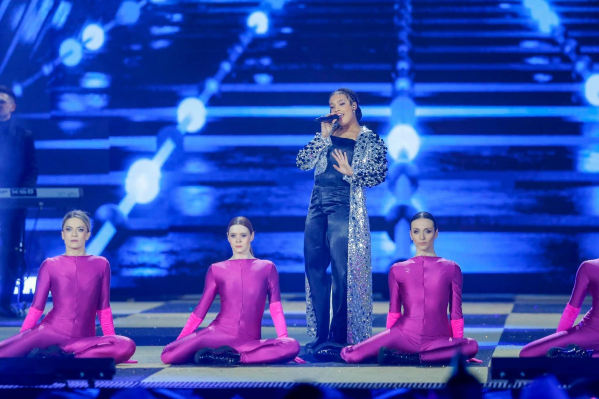 Egurrola Dance Agency dancers on one stage with Sara James!